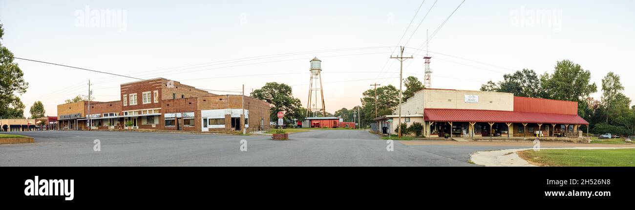 Hampton, Arkansas, USA - 26 settembre 2021: Il vecchio quartiere degli affari a Hunt e 2nd Streets Foto Stock