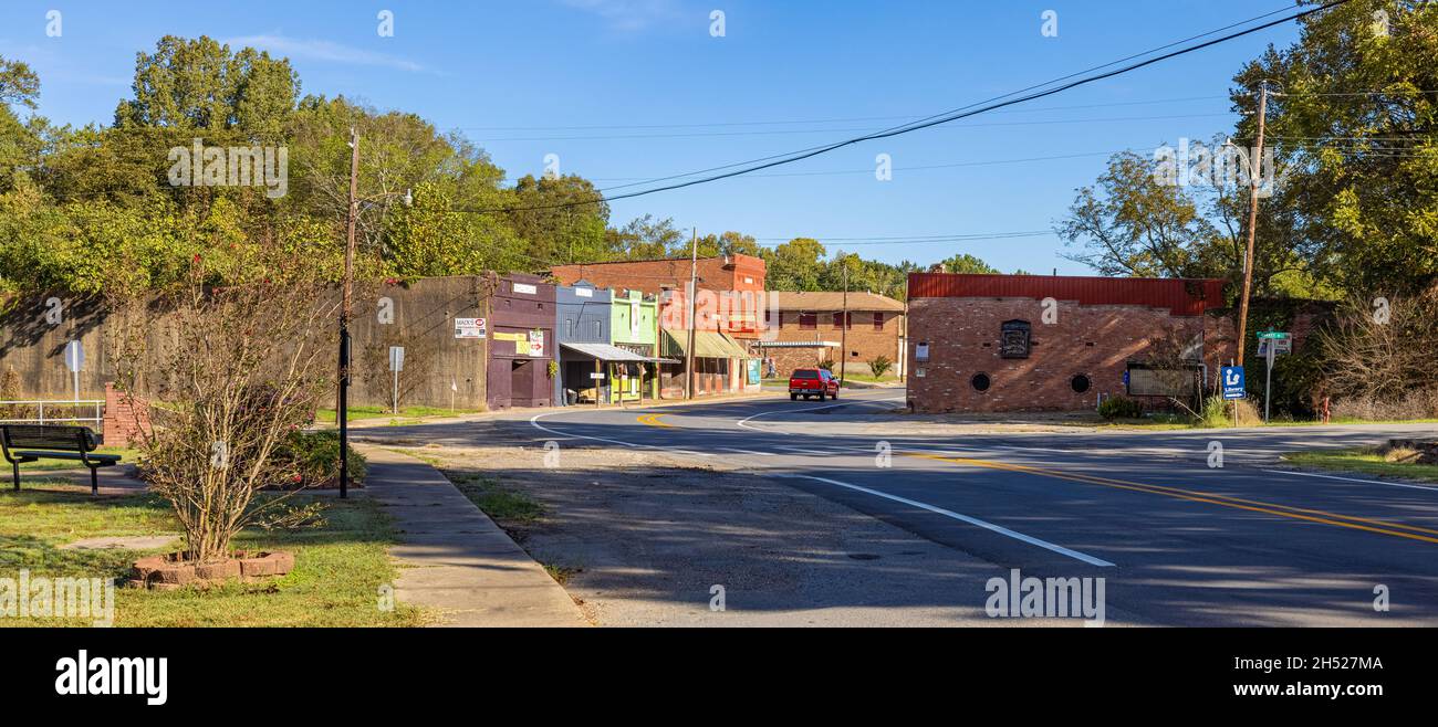 De Valls Bluff, Arkansas, USA - 18 ottobre 2021: Il vecchio quartiere degli affari lungo la strada principale Foto Stock