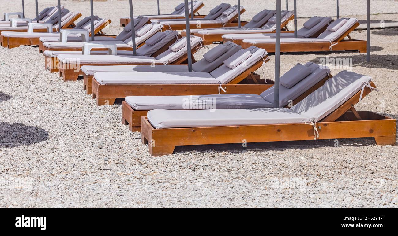 Spiaggia vuota con ombrelloni da spiaggia di canna, nessuno sulla spiaggia. Spiaggia senza viaggiatori e turisti. Cancellazioni a causa di coronavirus covid-19. Quaranti Foto Stock