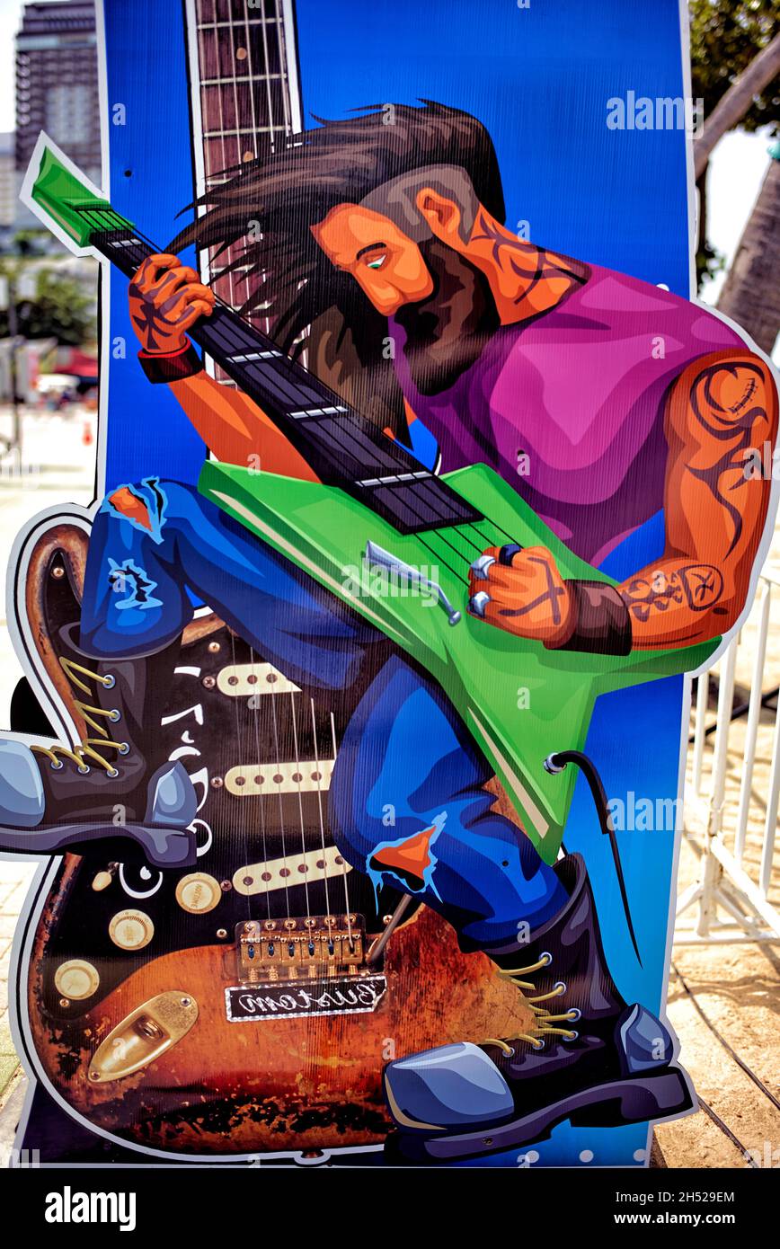Affissioni di un chitarrista elettrico di heavy metal al al Pattaya Music Festival 2021 Thailandia Sud-Est asiatico Foto Stock
