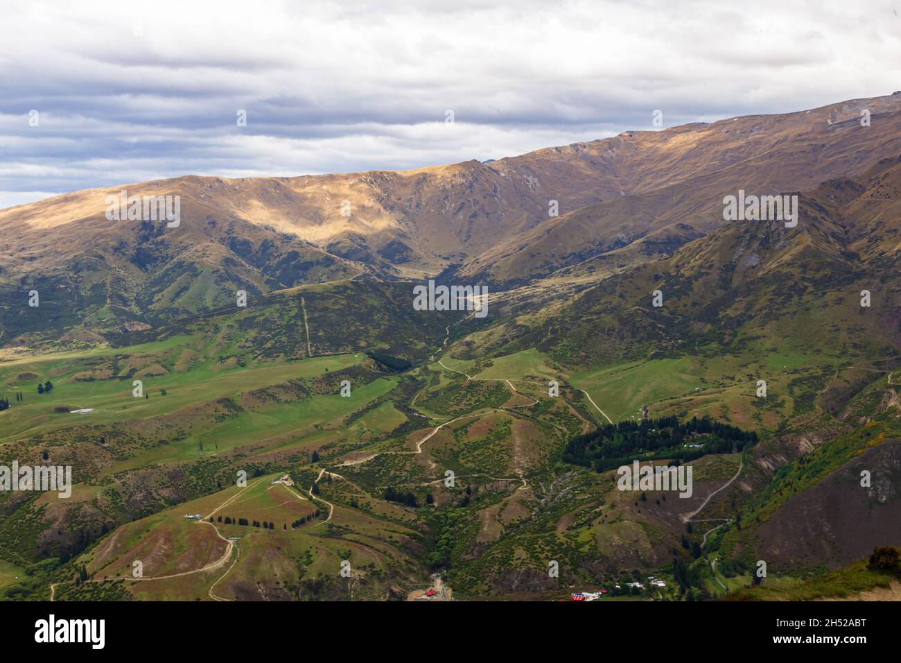 Terreno collinare vicino Queenstown sull'Isola del Sud. La vista dalla montagna. Nuova Zelanda Foto Stock