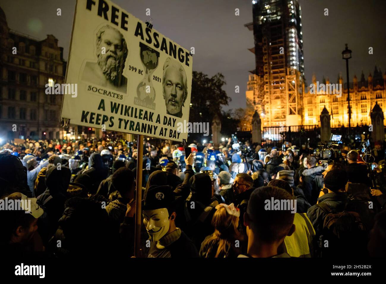 Londra, Regno Unito. 05 novembre 2021. I manifestanti si scontrano con la polizia fuori dal Parlamento. I manifestanti si sono riuniti a Trafalgar Square per l'annuale Million Mask March. La manifestazione annuale è stata convocata per la prima volta dal gruppo attivista Anonymous nella Guys Fawkes Day nel 2012. Credit: SOPA Images Limited/Alamy Live News Foto Stock