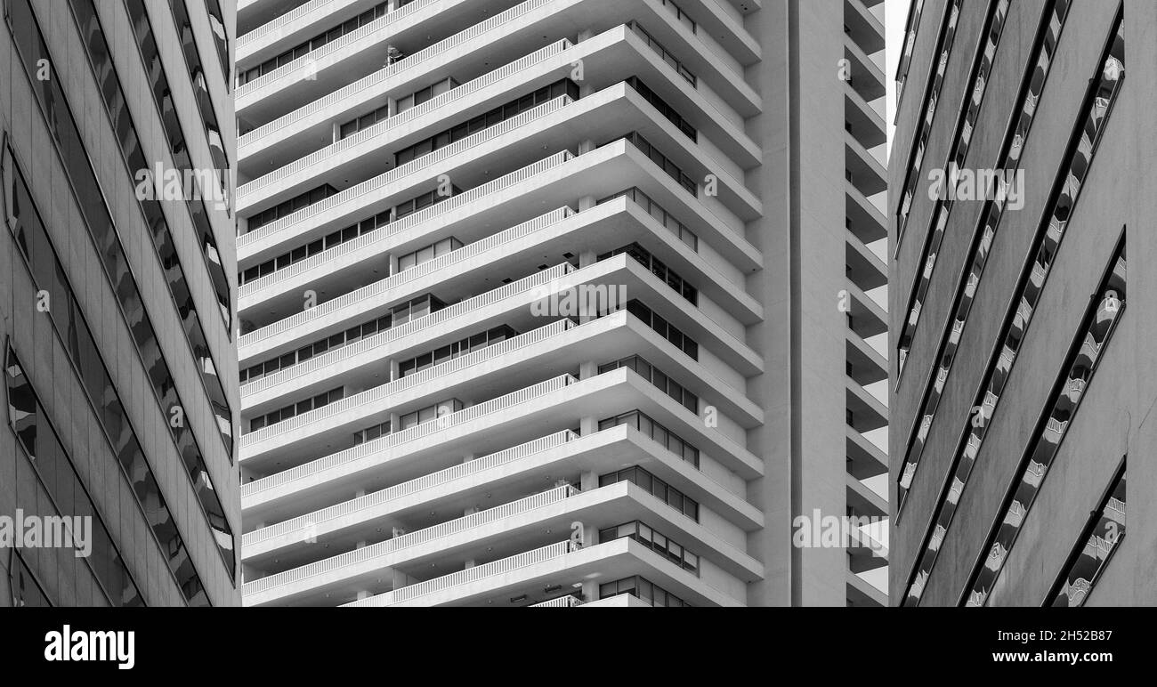 Alti edifici di uffici e appartamenti dal piano terra di Sunset Blvd Foto Stock