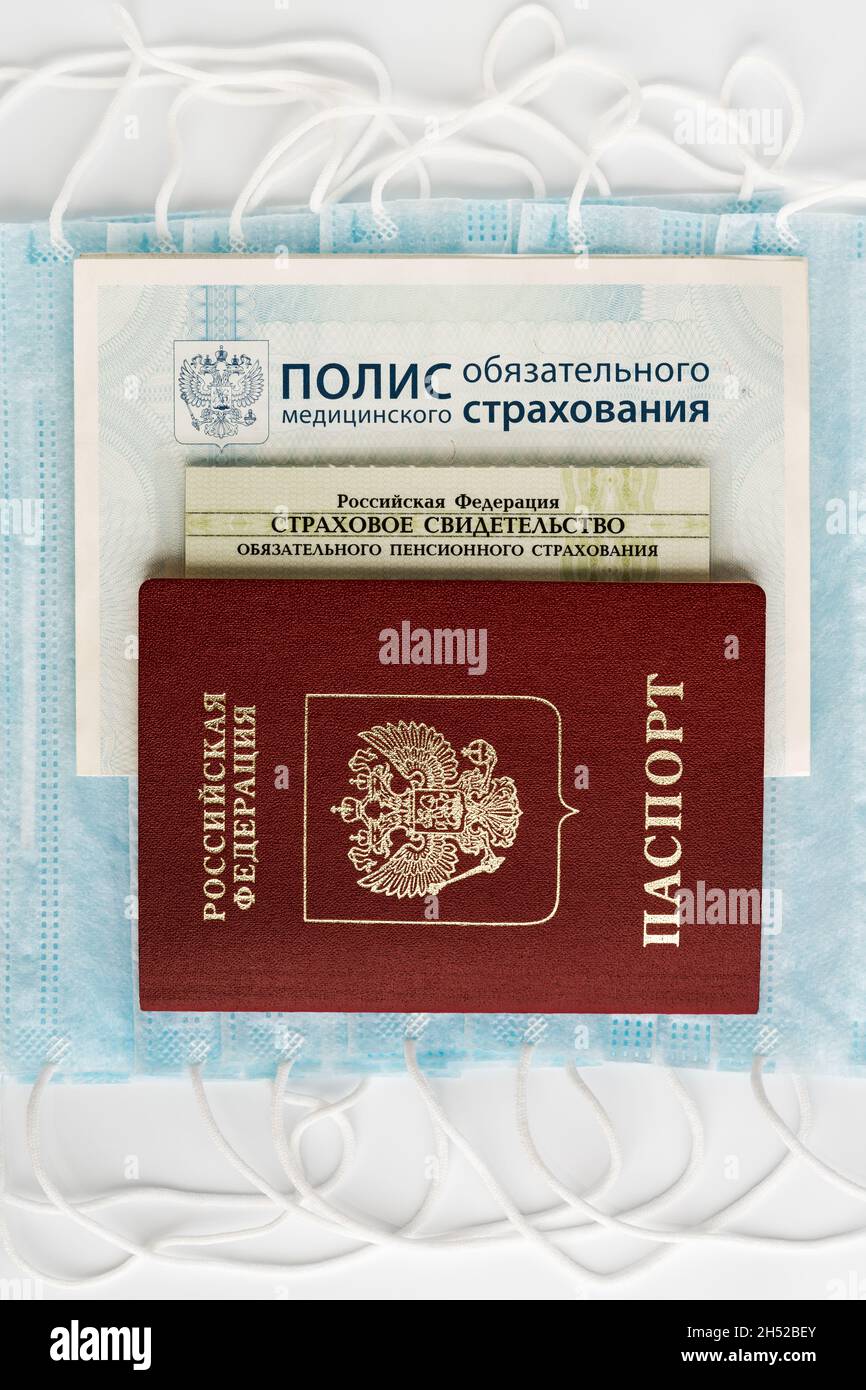 Passaporto russo, certificato di assicurazione pensione statale, polizza di assicurazione medica obbligatoria. Problema di concetto della vaccinazione contro la SARS-COV-2 Foto Stock