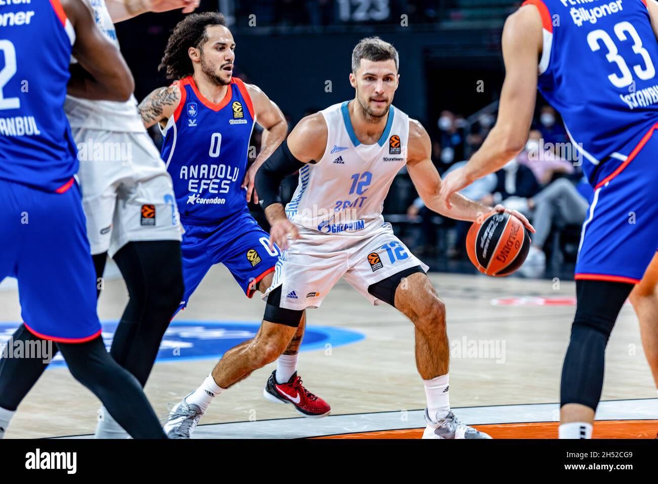 Istanbul, Turchia. 05 novembre 2021. Shane Larkin (3° L) di Anadolu Efes Istanbul in azione contro Billy Baron (2° R) di Zenit San Pietroburgo durante il round 8 della stagione regolare Eurolega Turkish Airlines 2021/2022 presso la Sinan Erdem Sports Arena. (Punteggio finale; Anadolu Efes Istanbul 79:90 Zenit Saint Petersburg ) (Photo by Nicholas Muller/SOPA Images/Sipa USA) Credit: Sipa USA/Alamy Live News Foto Stock