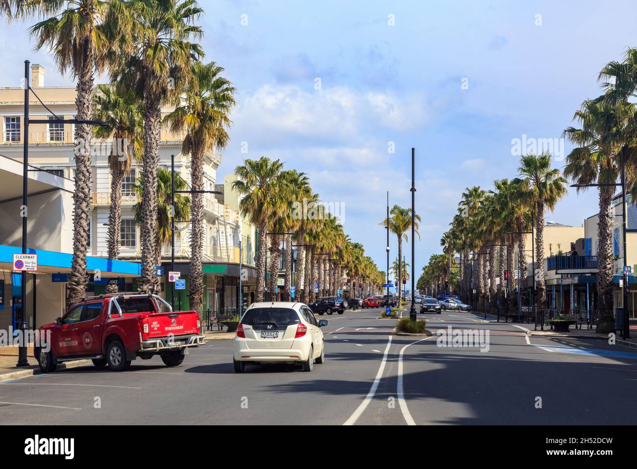 Gisborne, Nuova Zelanda. La Pacific Coast Highway passa attraverso la principale area dello shopping della città Foto Stock