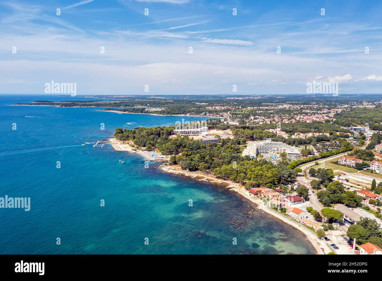 Una splendida vista aerea della costa e delle spiagge di Porec, Istria, Croazia Foto Stock