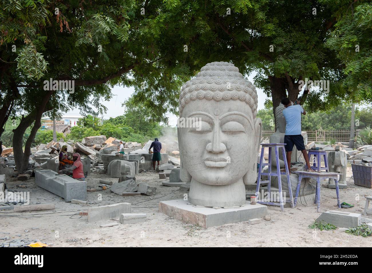 Mamallapuram, India - Agosto 2021: Testa di Buddha scolpita nella pietra. L'antica tradizione dell'intaglio della pietra è ancora viva in tutto il Mamallipuram. Foto Stock