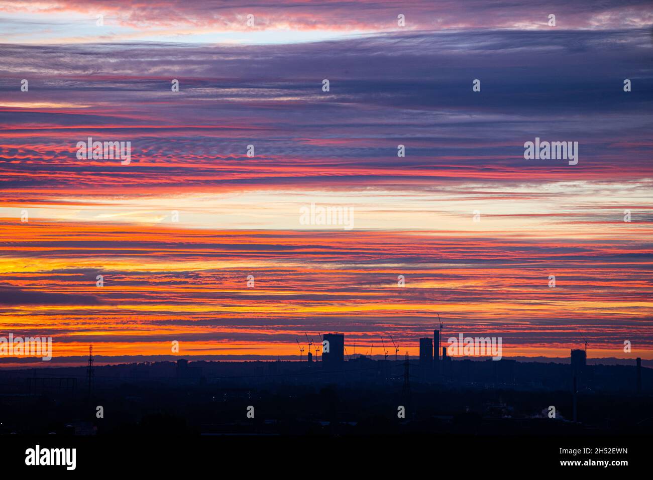 Londra, Regno Unito. 6 Nov 2021. Un cielo colorato e drammatico all'alba sopra le case a Wimbledon South-West London . Credit: amer Ghazzal/Alamy Live News Foto Stock