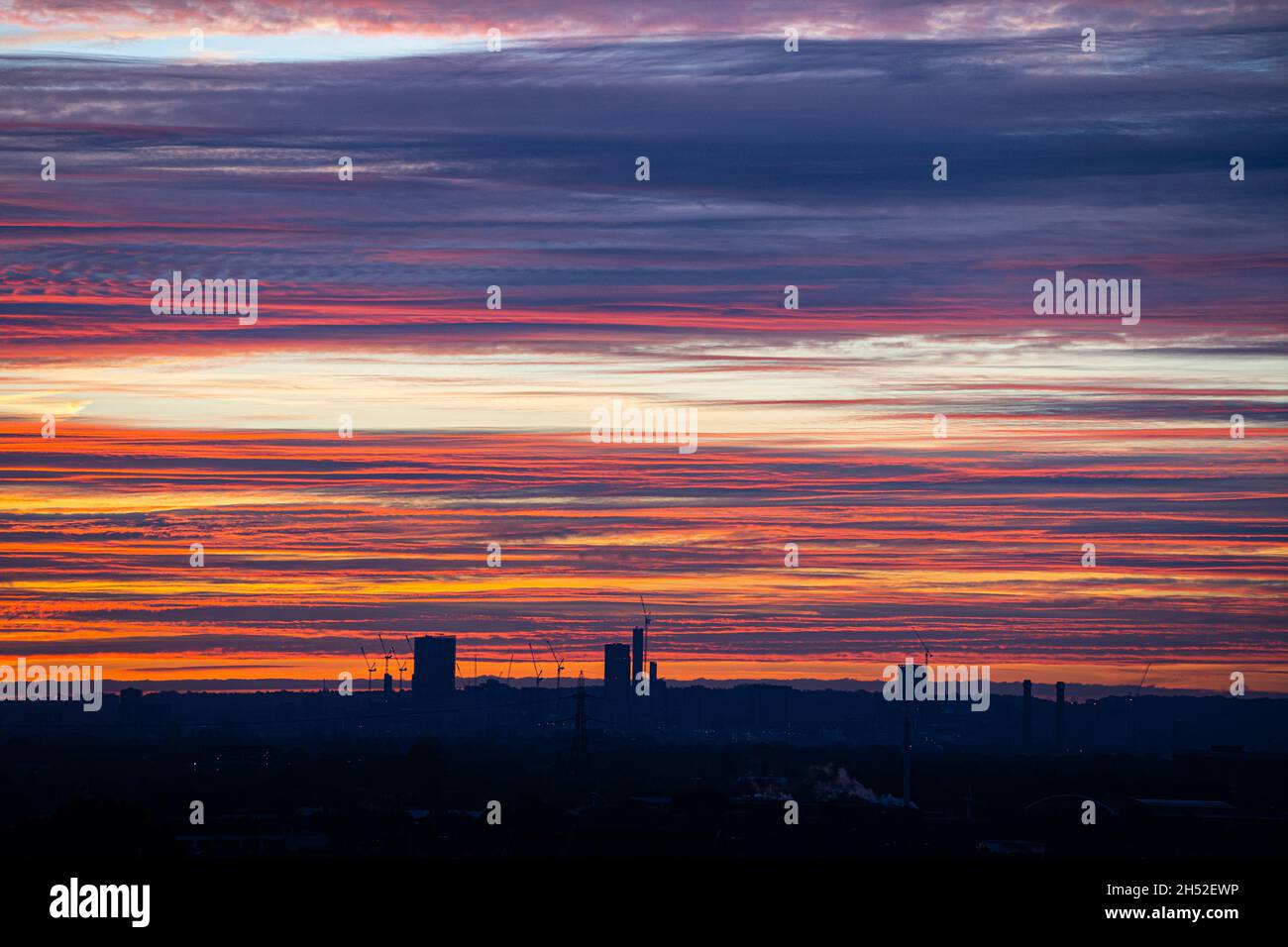 Londra, Regno Unito. 6 Nov 2021. Un cielo colorato e drammatico all'alba sopra le case a Wimbledon South-West London . Credit: amer Ghazzal/Alamy Live News Foto Stock