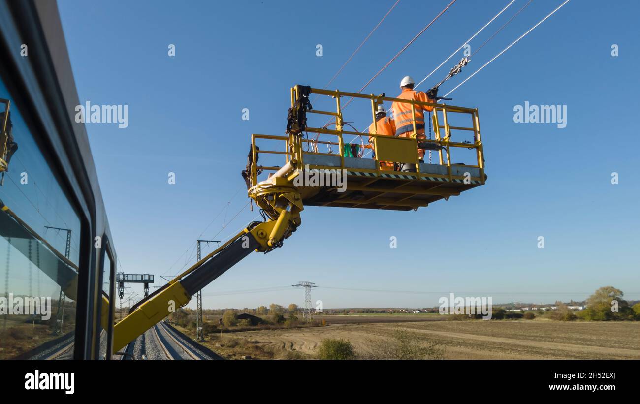 Montatori di linea catenaria al lavoro sulla linea di contatto superiore Foto Stock