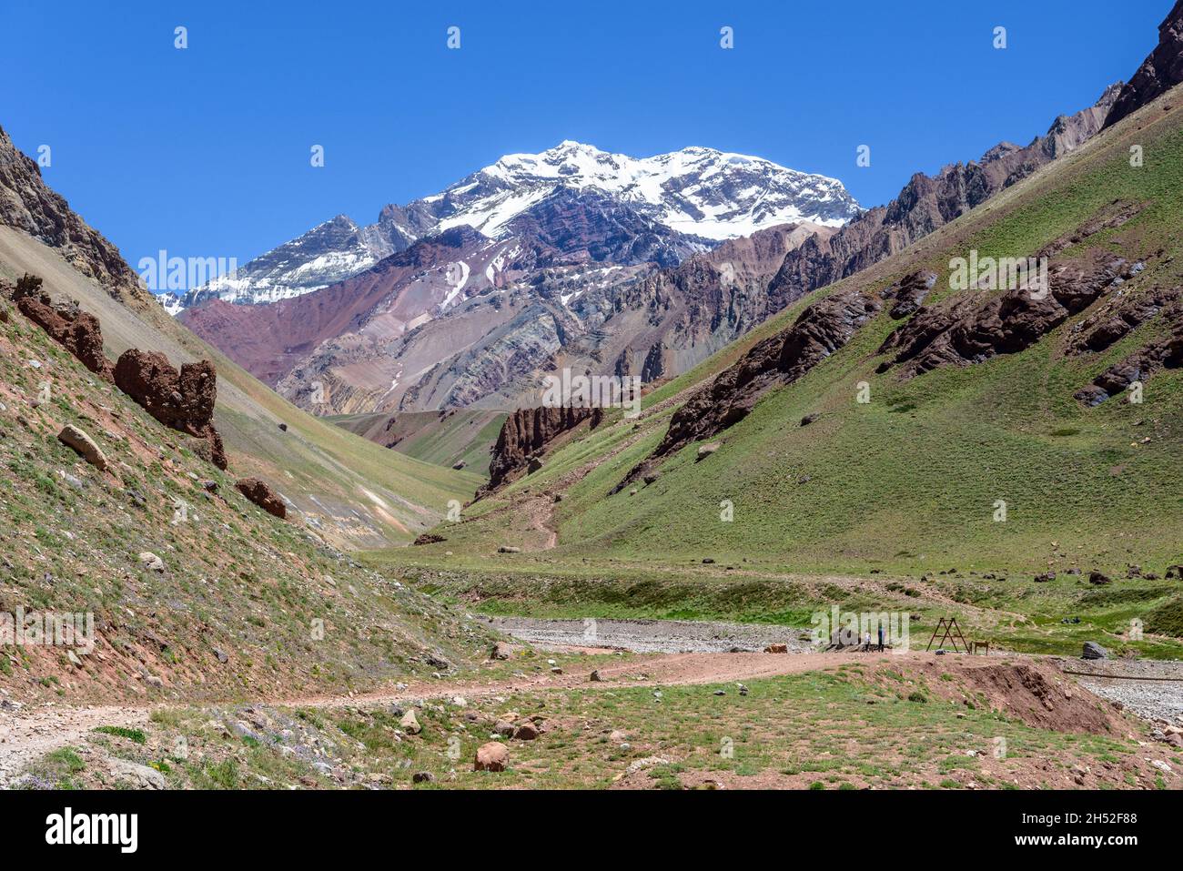 Monte Aconcagua, la vetta più alta delle Americhe, che domina la valle, Mendoza, Argentina Foto Stock