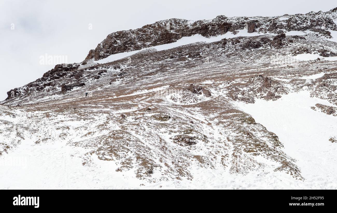 Un arrampicatore che negozia la parte collinare del Monte Aconcagua dopo la tempesta di neve sulla strada dal campo base di Plaza de Mulas al campo Canada Foto Stock