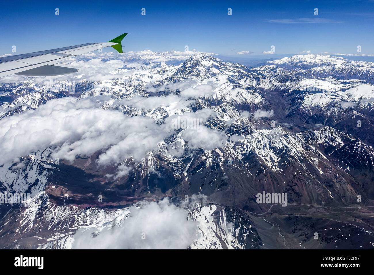 Vista aerea dell'enorme monte Aconcagua dall'aereo che vola dal Cile (Santiago) a Mendoza (Argentina) Foto Stock