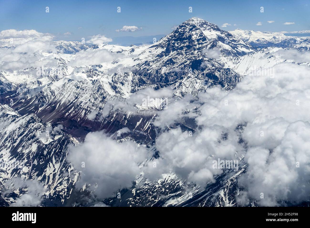 Vista aerea del massiccio monte Aconcagua con cielo limpido preso durante il volo dal Cile (Santiago) a Mendoza (Argentina) Foto Stock