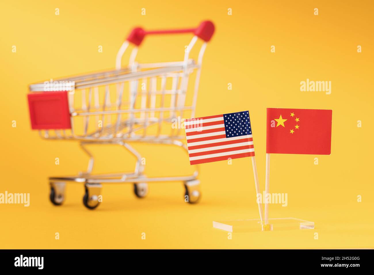 Bandiere americane e cinesi sullo sfondo di un carrello vuoto, il concetto di commercio tra paesi Foto Stock