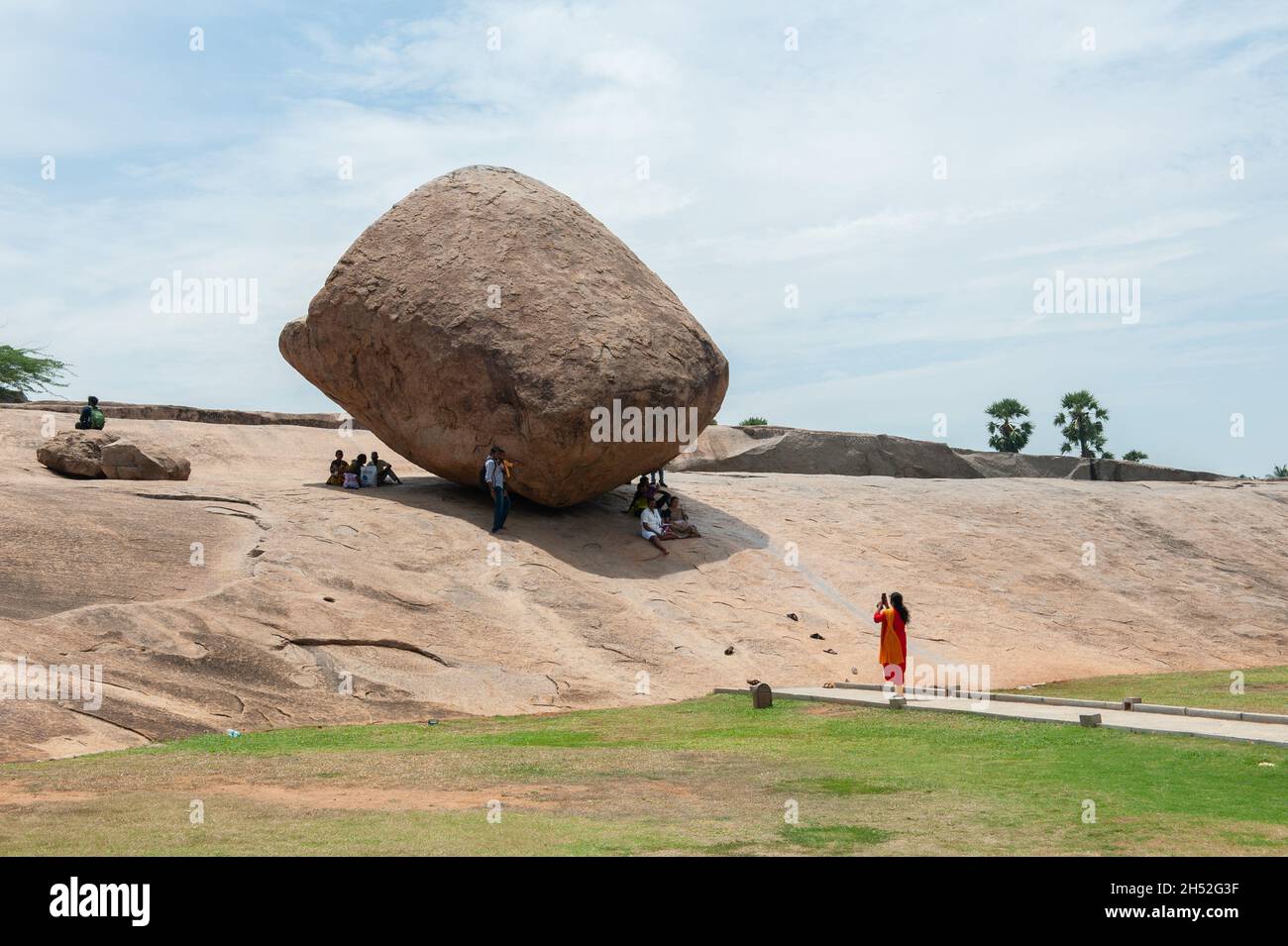 Mamallapuram, India - Agosto 2021: La palla di burro di Krishna è un masso massiccio bilanciato su una piccola collina vicino al tempio di pietra di Ganesha Ratha Foto Stock