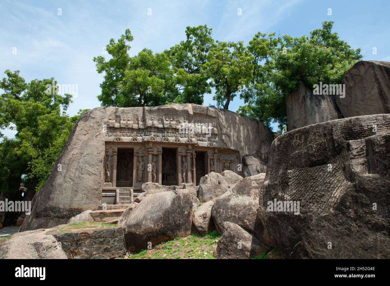 Mamallapuram, India - Agosto 2021: Il sito archeologico di Mamallapuram è famoso per i templi scolpiti nella pietra. Grotta di Thirumoorti. Foto Stock