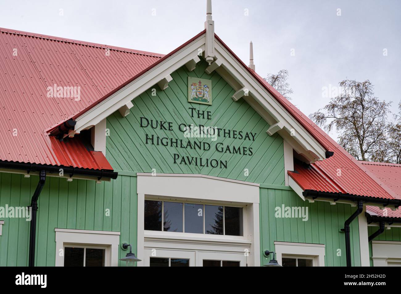 Braemar, Scozia- 17 ottobre 2021: Il cartello per il Duca di Rothesay Highland Games Pavilion nel Cairngorms di Scozia Foto Stock