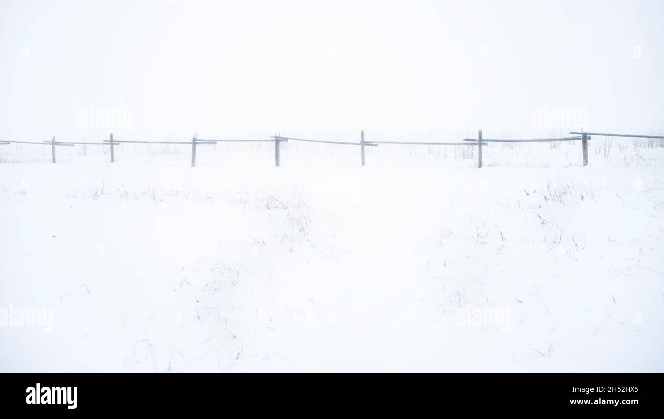 Lunga recinzione coperta da neve fresca. Grand Teton National Park, USA. Foto Stock