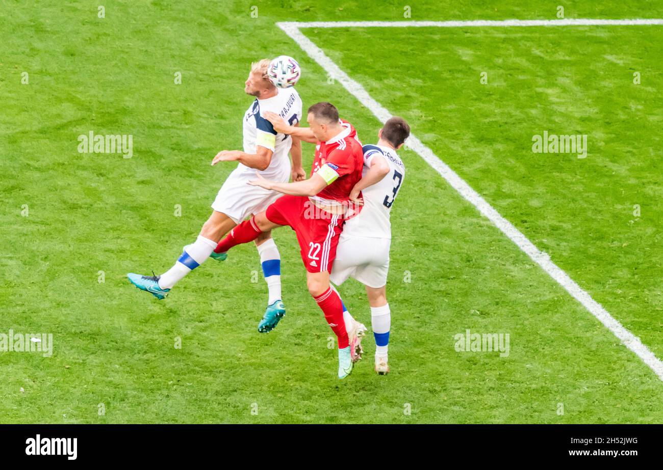 San Pietroburgo, Russia – 16 giugno 2021. Artem Dzyuba, attaccante della nazionale calcistica russa contro i giocatori finlandesi Paulus Arajuuri e Daniel o'shau Foto Stock