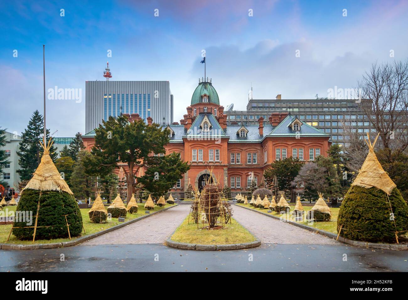 Gli storici uffici governativi di Hokkaido al crepuscolo a Sapporo, Giappone Foto Stock