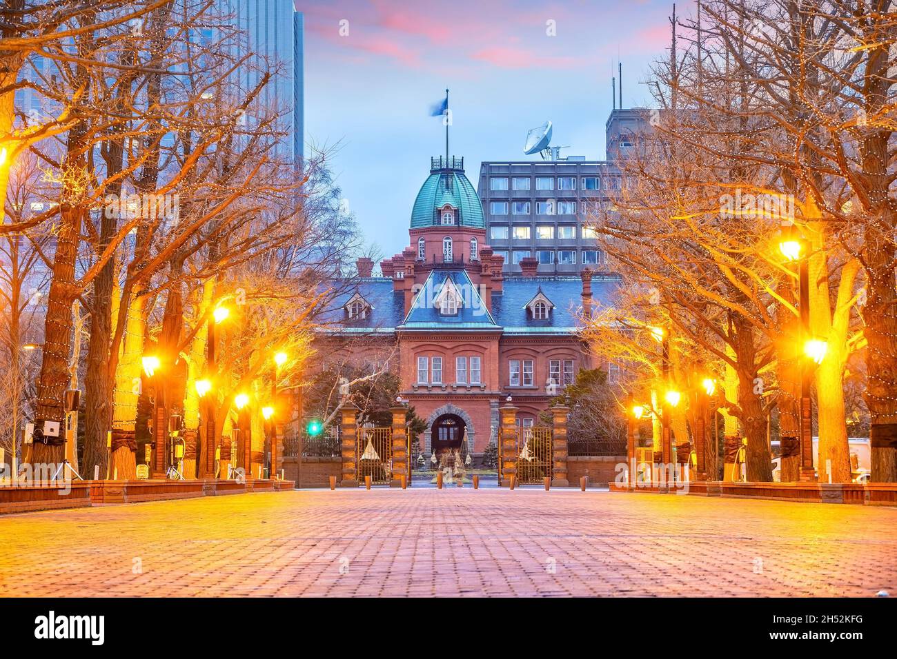 Gli storici uffici governativi di Hokkaido al crepuscolo a Sapporo, Giappone Foto Stock