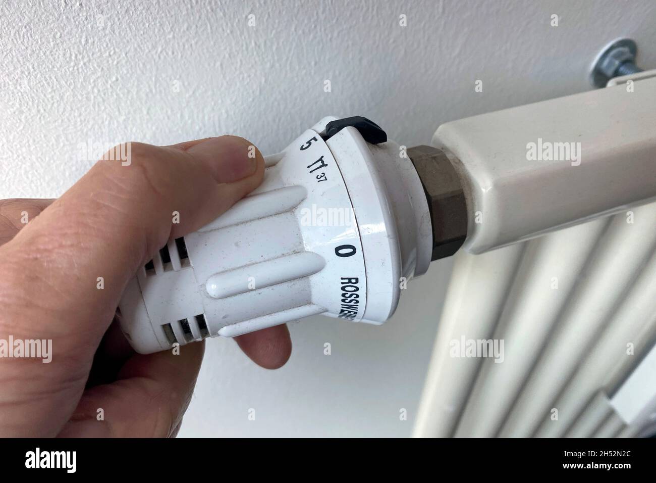 Monaco di Baviera, Germania. 6 novembre 2021. Costi di riscaldamento dell'immagine del soggetto. Termostato, radiatore, foto simbolo, costi di riscaldamento, elemento riscaldante, radiatore, inverno, spese accessorie, spese di vita accessorie, pagamento a posteriori, spese accessorie dopo il pagamento, spese di riscaldamento dopo il pagamento, locatario, spese accessorie di affitto, spese di riscaldamento prepagamento, riscaldamento. Credit: dpa/Alamy Live News Foto Stock