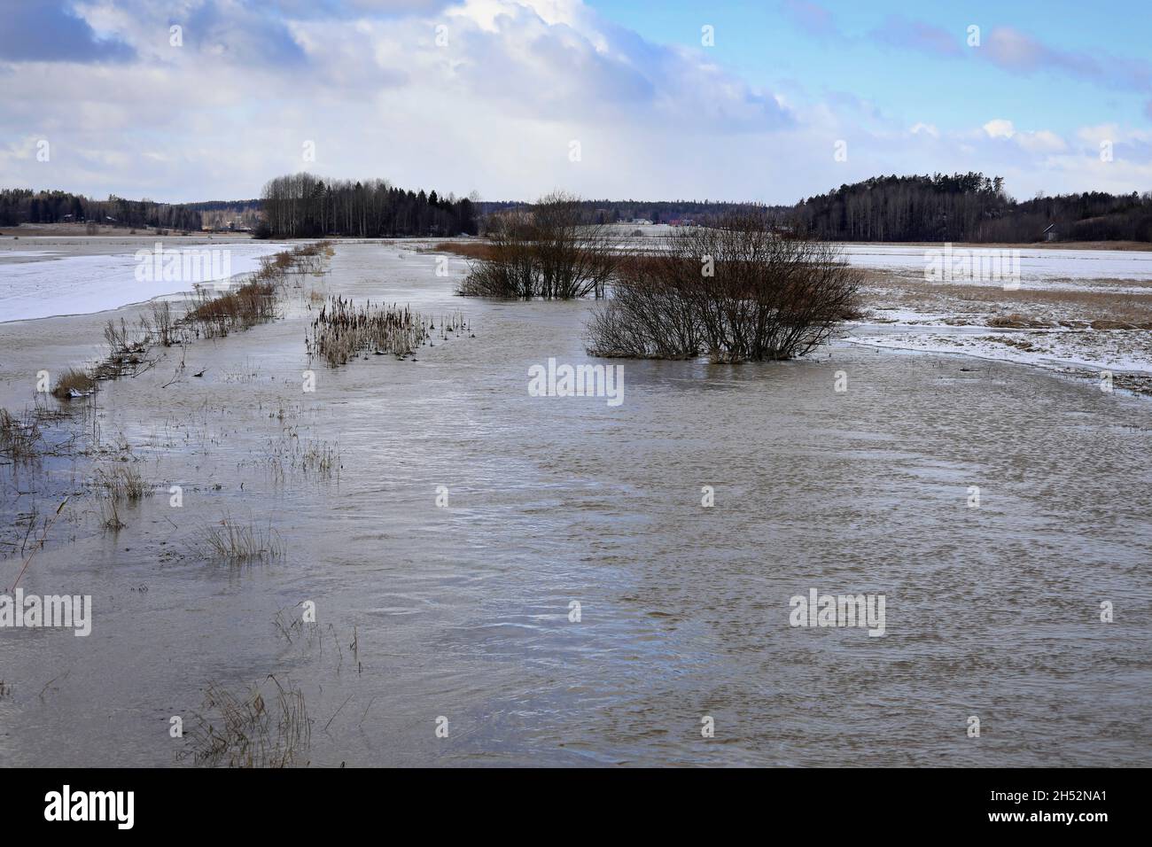 Alluvione primaverile del fiume Muurlanjoki su campi adiacenti a Tuohittu, Salo, sud-ovest della Finlandia. Marzo 14, 2020 Foto Stock