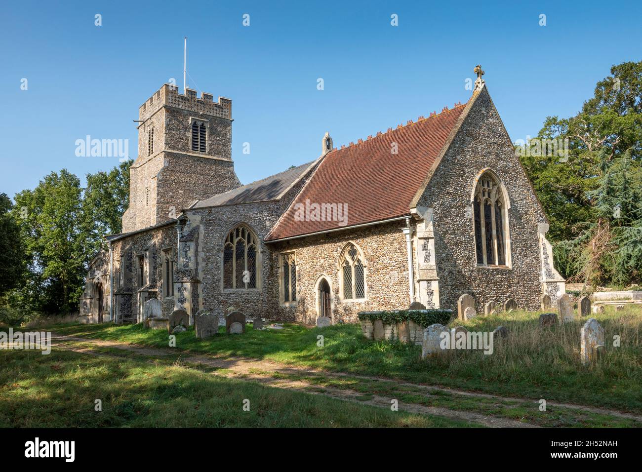 Vista generale della chiesa di St Andrew Marlesford con alberi verdi e cielo blu Foto Stock