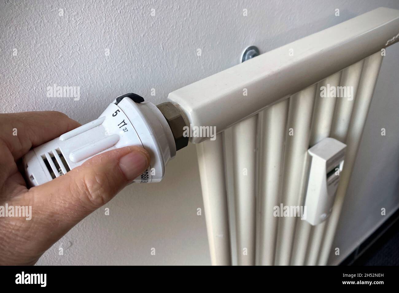 Monaco di Baviera, Germania. 6 novembre 2021. Costi di riscaldamento dell'immagine del soggetto. Termostato, radiatore, foto simbolo, costi di riscaldamento, elemento riscaldante, radiatore, inverno, spese accessorie, spese di vita accessorie, pagamento a posteriori, spese accessorie dopo il pagamento, spese di riscaldamento dopo il pagamento, locatario, spese accessorie di affitto, spese di riscaldamento prepagamento, riscaldamento. Credit: dpa/Alamy Live News Foto Stock