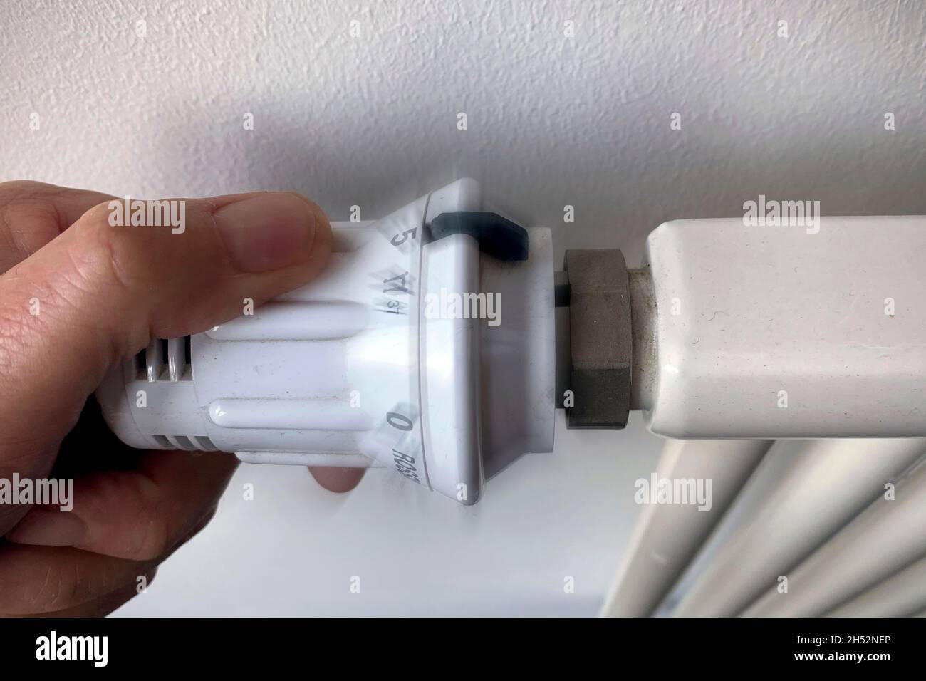 Monaco di Baviera, Germania. 6 novembre 2021. Costi di riscaldamento dell'immagine del soggetto. Termostato, radiatore, foto simbolo, costi di riscaldamento, elemento riscaldante, radiatore, inverno, spese accessorie, spese di vita accessorie, pagamento a posteriori, spese accessorie dopo il pagamento, spese di riscaldamento dopo il pagamento, locatario, spese accessorie di affitto, spese di riscaldamento prepagamento, riscaldamento. Credit: dpa/Alamy Live News Foto Stock