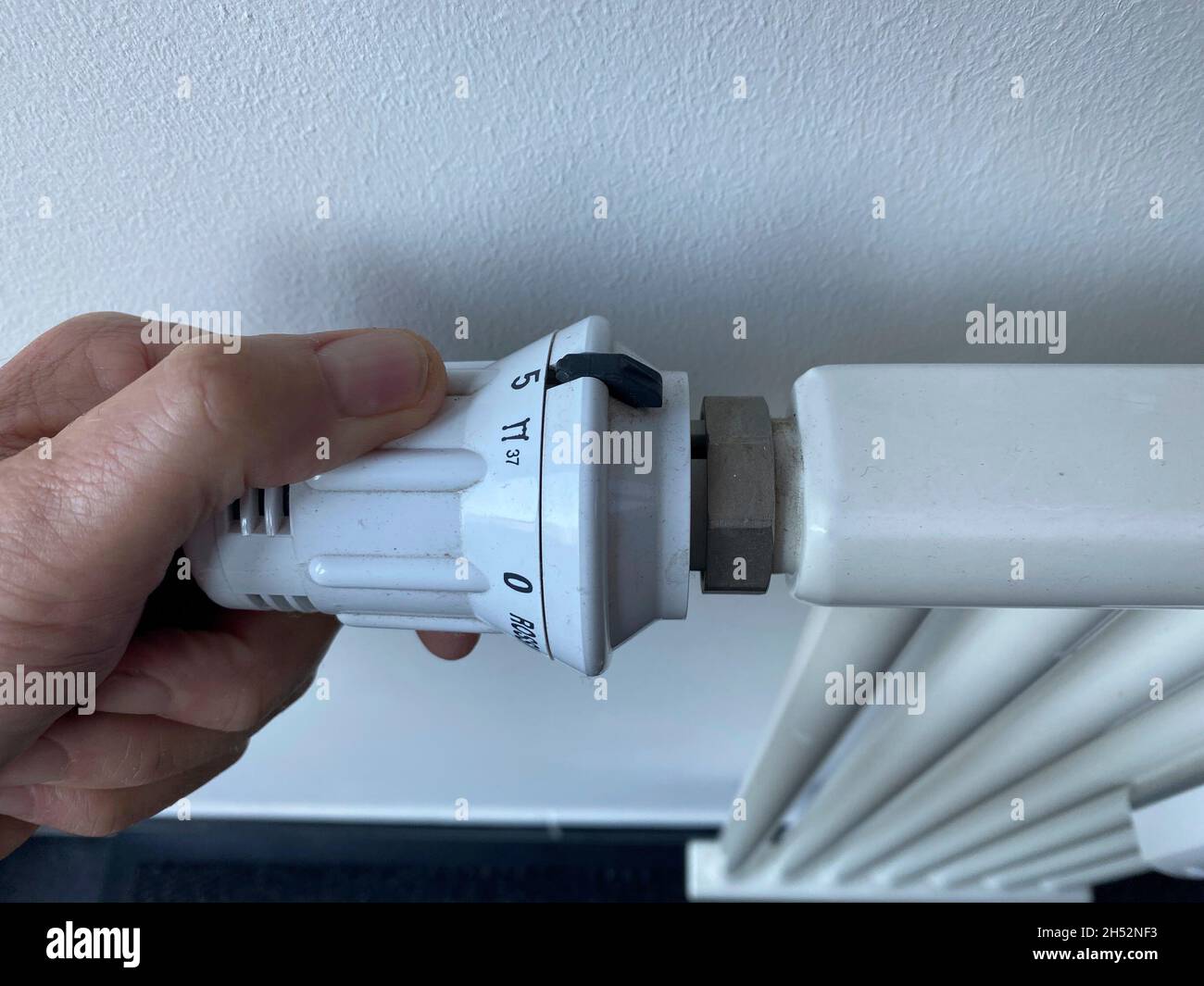 Monaco di Baviera, Germania. 6 novembre 2021. Costi di riscaldamento dell'immagine del soggetto. Termostato, radiatore, foto simbolo, costi di riscaldamento, elemento riscaldante, radiatore, inverno, spese accessorie, spese di vita accessorie, pagamento a posteriori, spese accessorie dopo il pagamento, spese di riscaldamento dopo il pagamento, locatario, spese accessorie di affitto, spese di riscaldamento prepagamento, riscaldamento. Credit: dpa/Alamy Live News Foto Stock