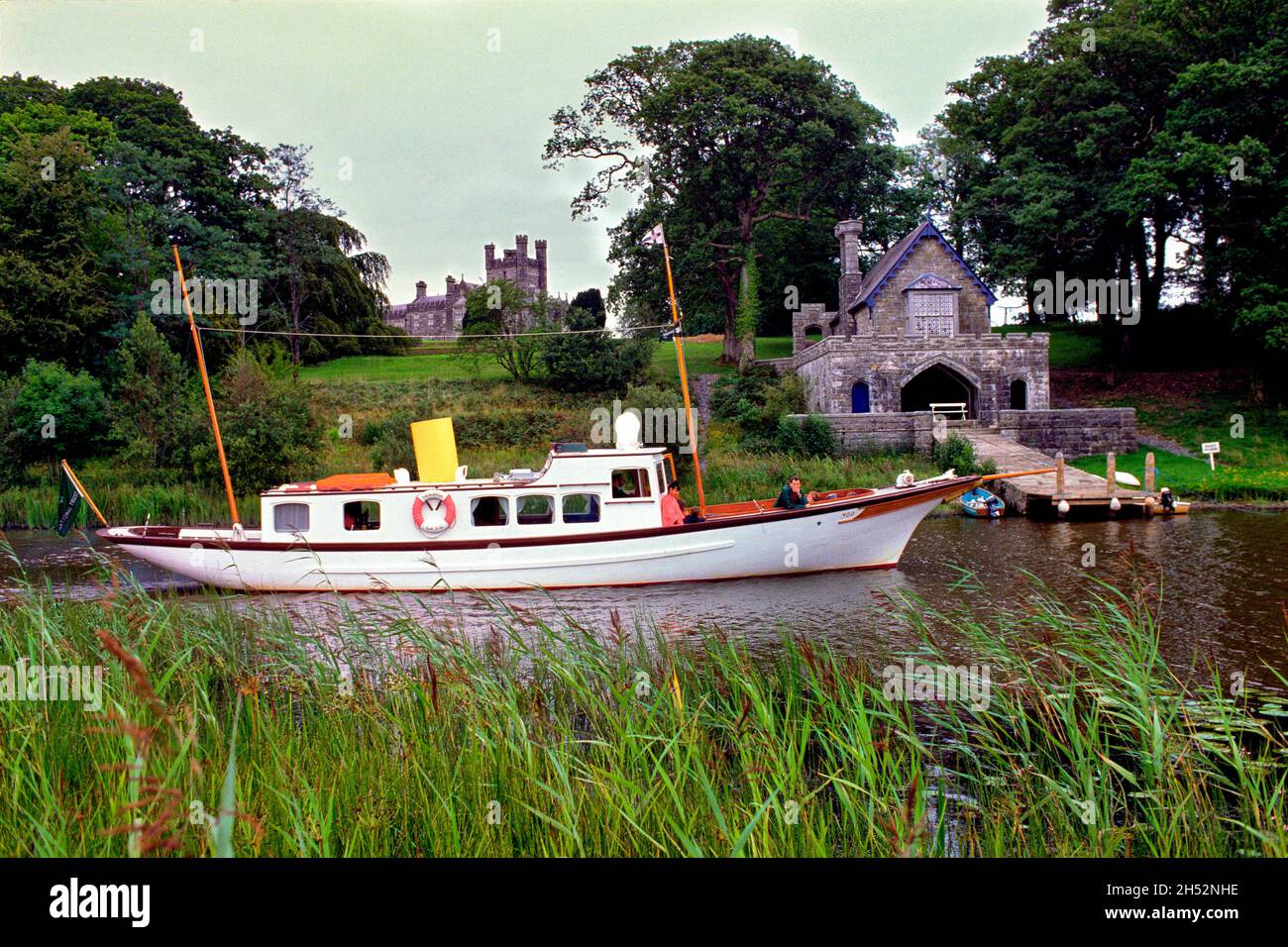 Un vecchio battello a vapore si trova presso la Boat House a Crom Castle, Upper Lough Erne, County Fermanagh, Irlanda del Nord Foto Stock