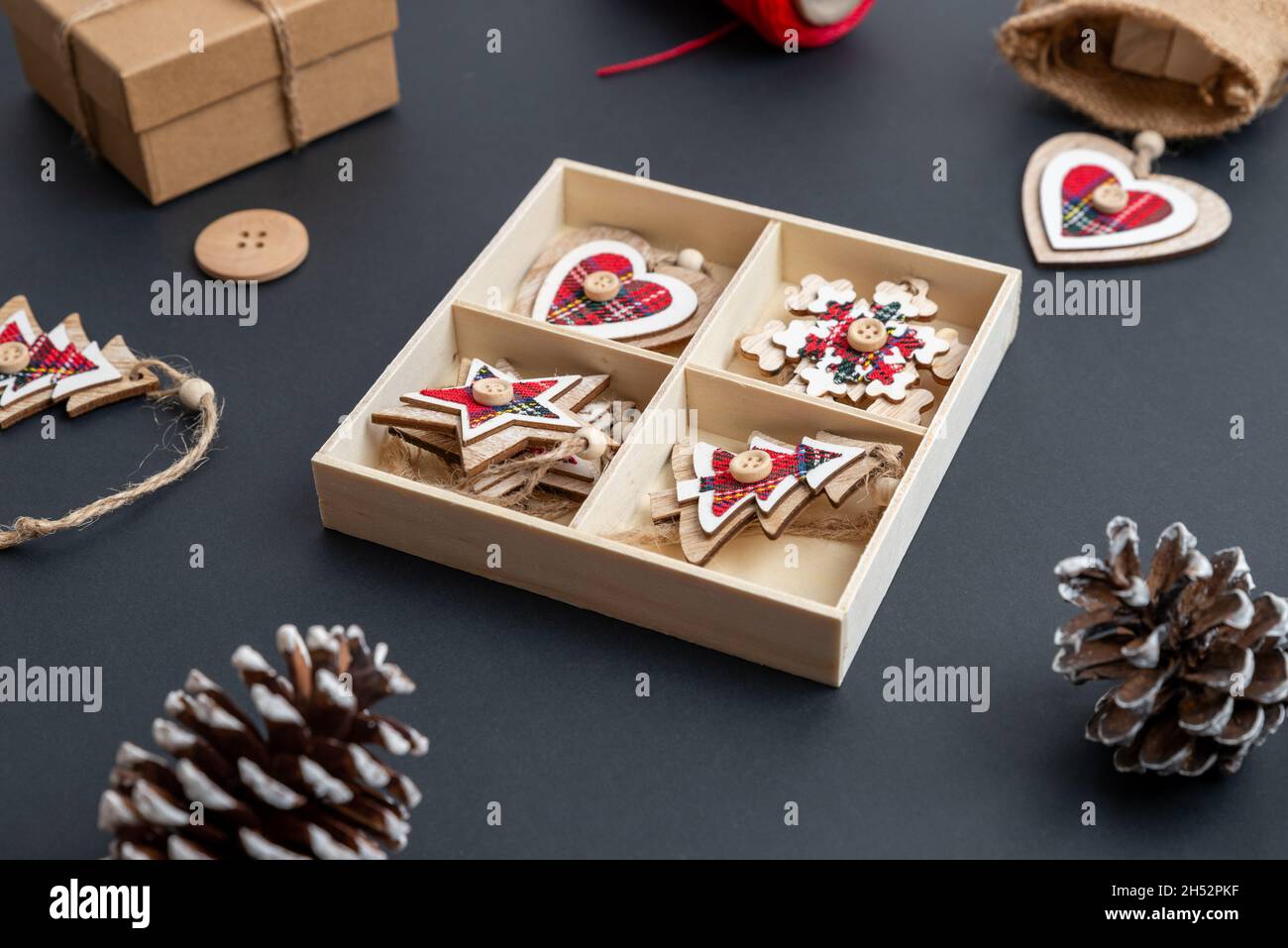 Decorazioni di Natale in legno sul tavolo pronto per decorare l'albero di Natale. Primo piano Foto Stock