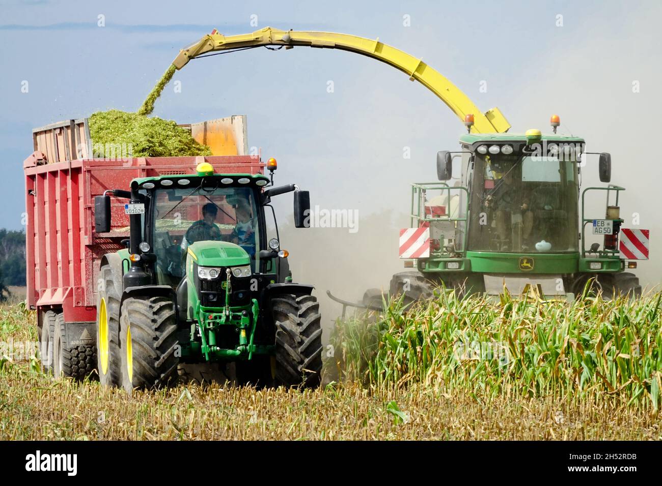 Coltivazioni agricole mietitrebbia trattore su campo Foto Stock
