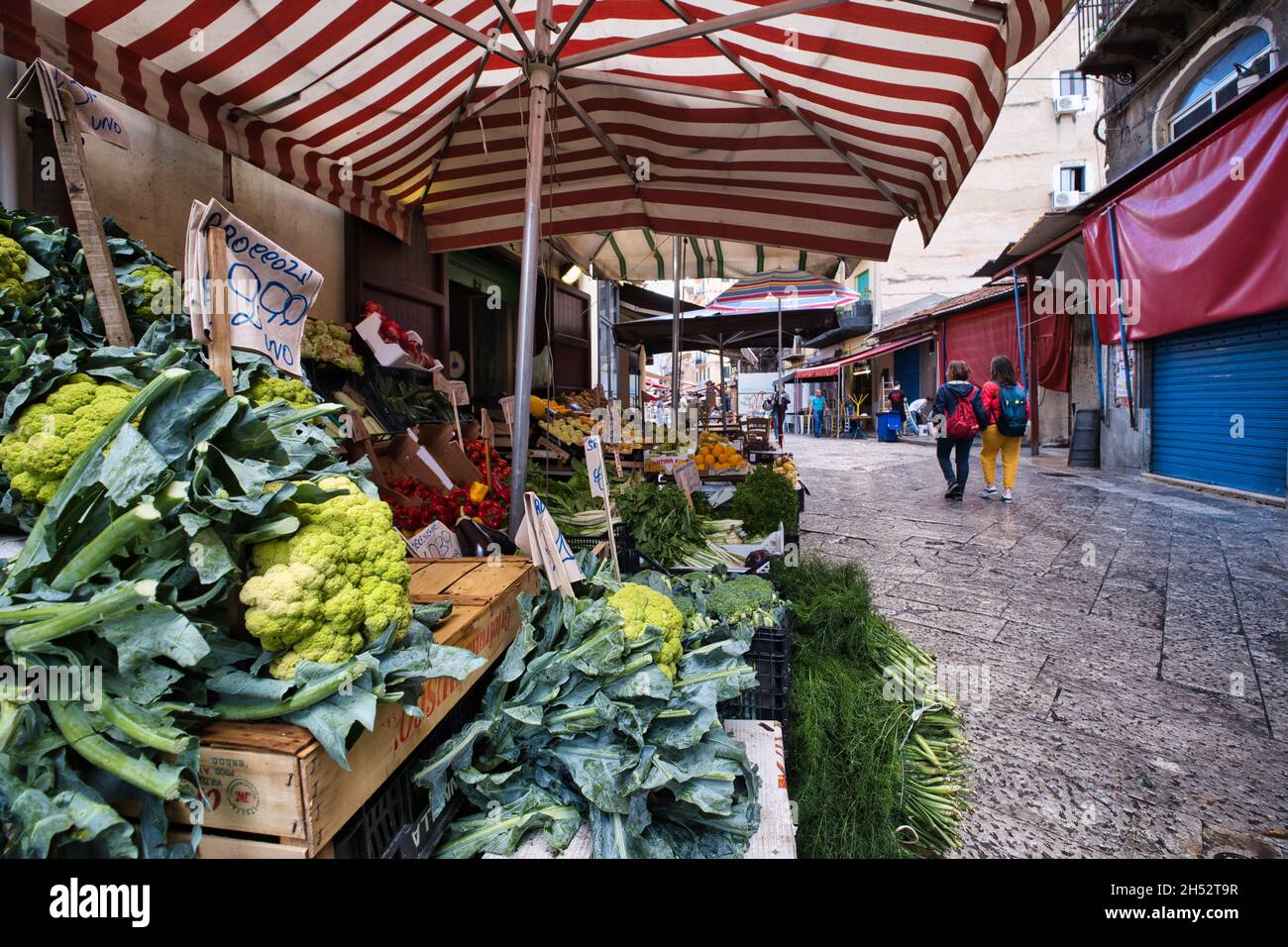 Primo piano di verdure in una stalla del mercato del Capo a Palermo Foto Stock