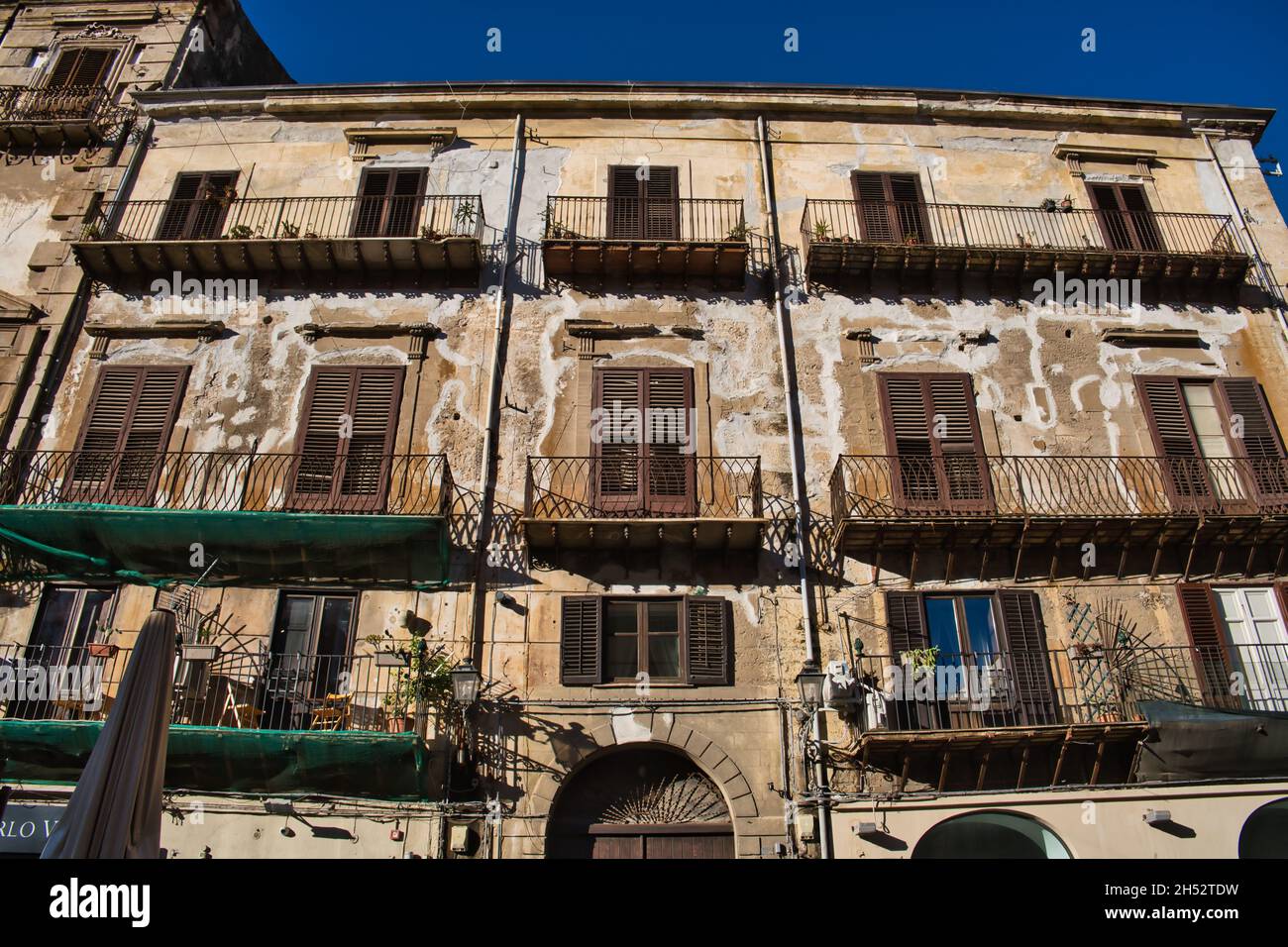 Vista della facciata di un antico edificio residenziale tradizionale nel centro di Palermo Foto Stock