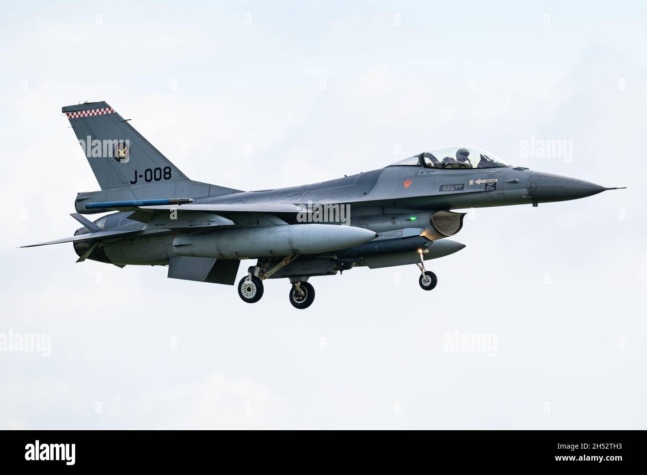 Un F-16 Fighting Falcon della Royal Netherlands Air Force è pronto per il decollo dalla Volkel Air base. Foto Stock