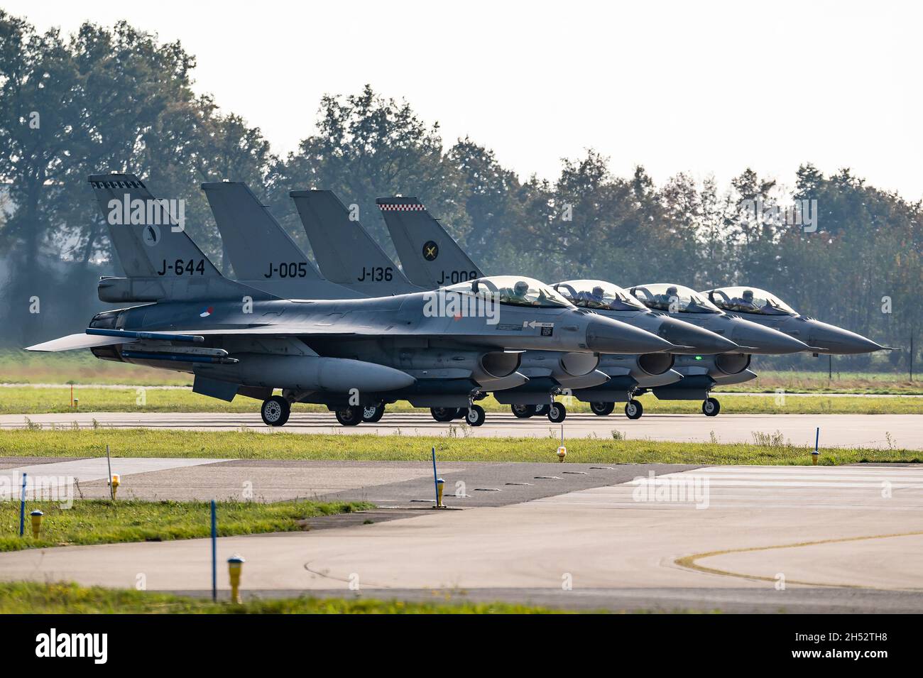 Un F-16 Fighting Falcon della Royal Netherlands Air Force è pronto per il decollo dalla Volkel Air base. Foto Stock