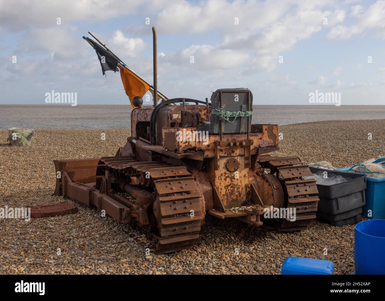 Derelitto trattore caterpillar sulla spiaggia di Aldeburgh Suffolk Foto Stock