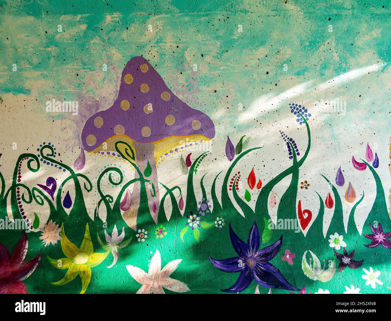 Metropolitana pedonale dipinta a Latchford, Cheshire, raffigurante Alice nel paese delle meraviglie Foto Stock