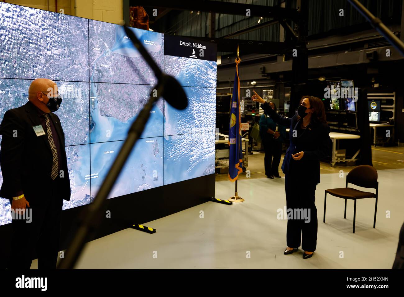 Il Vice Presidente degli Stati Uniti Kamala Harris solleva una domanda durante la presentazione dei primi ritorni di immagini dalla missione di osservazione della Terra Landsat 9 recentemente lanciata durante la visita al National Aeronautics and Space Administration (NASA) Goddard Space Flight Center di Greenbelt, Maryland, Stati Uniti, venerdì 5 novembre, 2021. Harris ha annunciato che la riunione inaugurale del Consiglio spaziale Nazionale dell'amministrazione Biden si terrà il 1° dicembre 2021. Credito: Ting Shen/Pool via CNP /MediaPunch Foto Stock