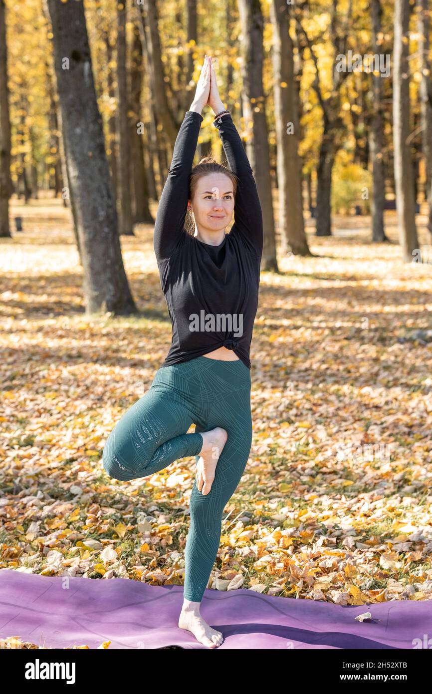 donna che fa yoga e meditazione all'aperto Foto Stock