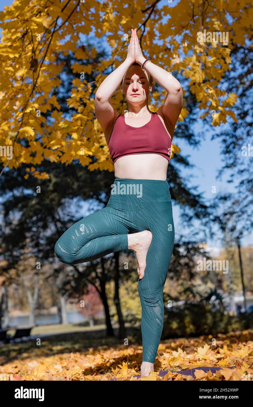 donna che fa yoga e meditazione all'aperto Foto Stock