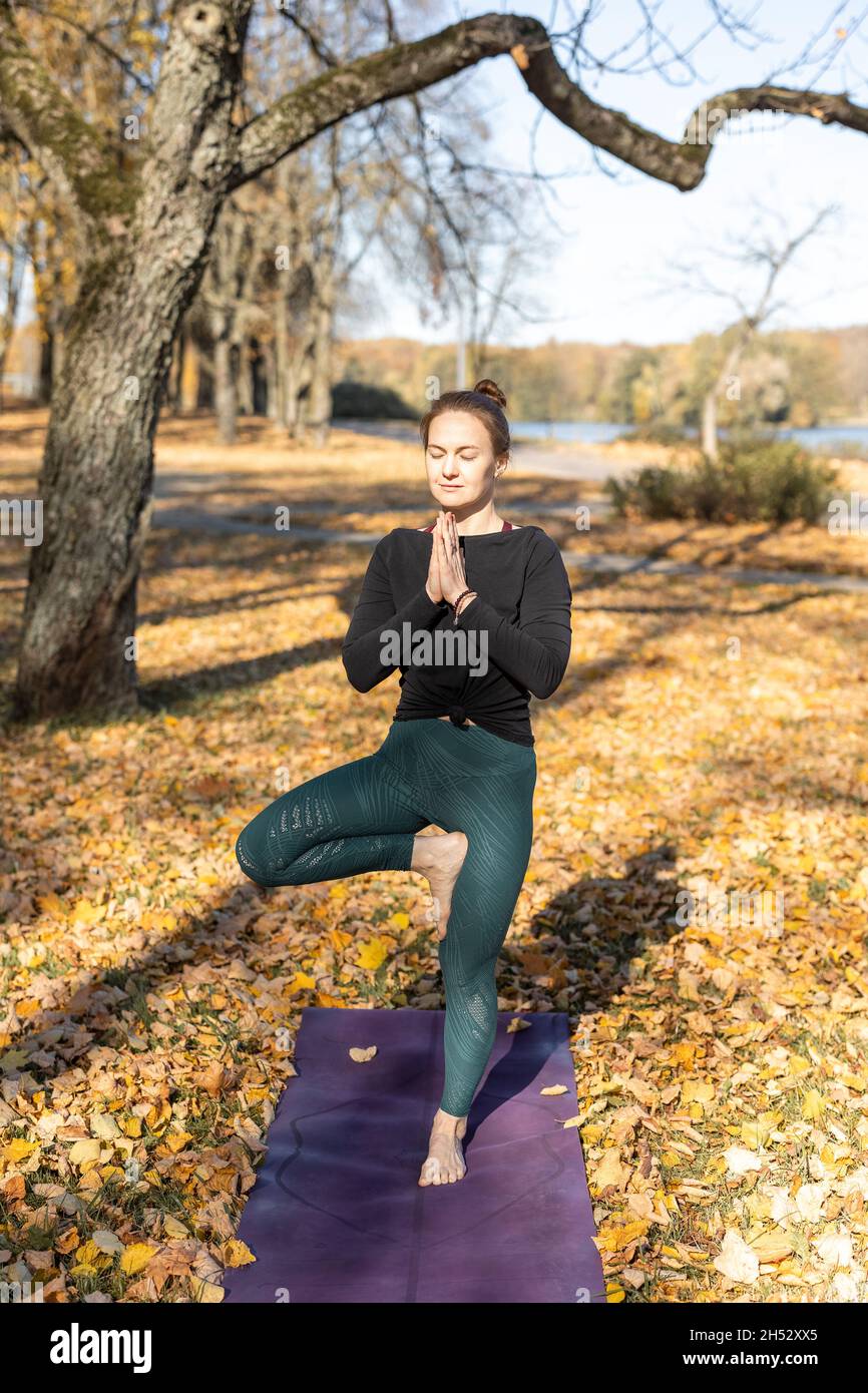 donna che fa yoga e meditazione all'aperto Foto Stock