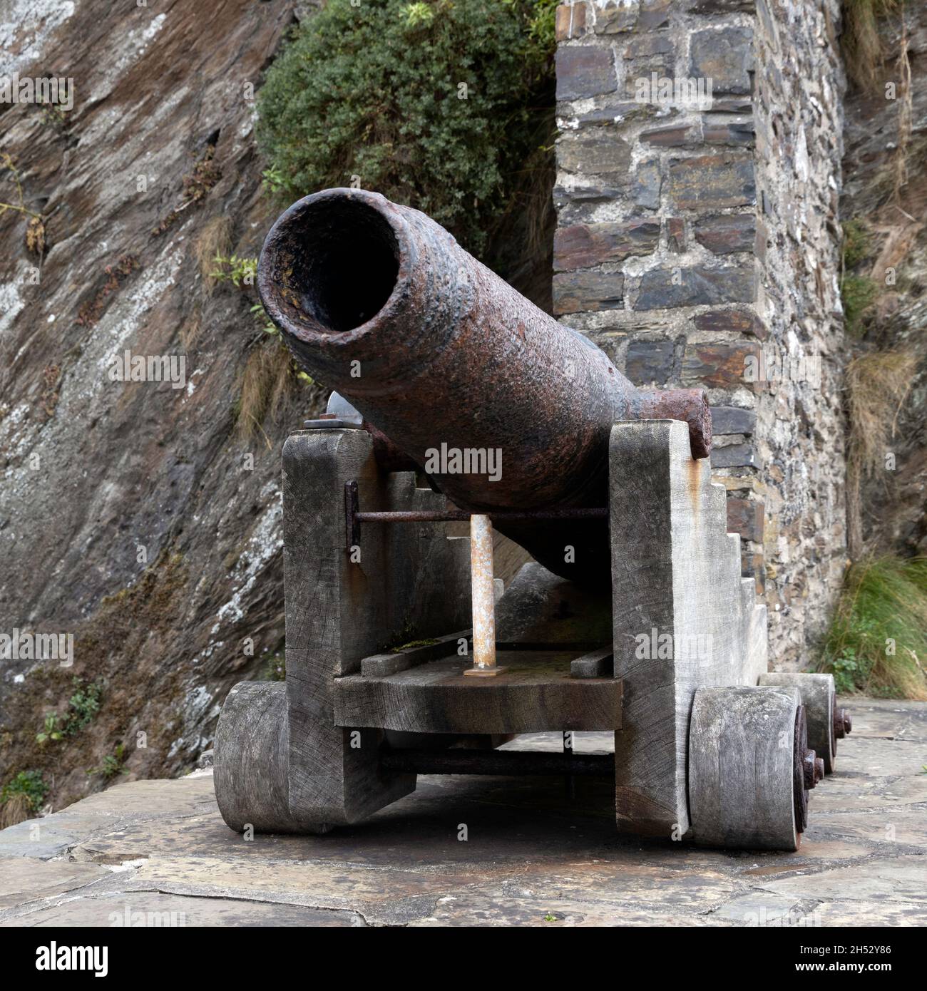 Antico cannone fuori dalla Cappella di San Nicola Ilfracombe Foto Stock