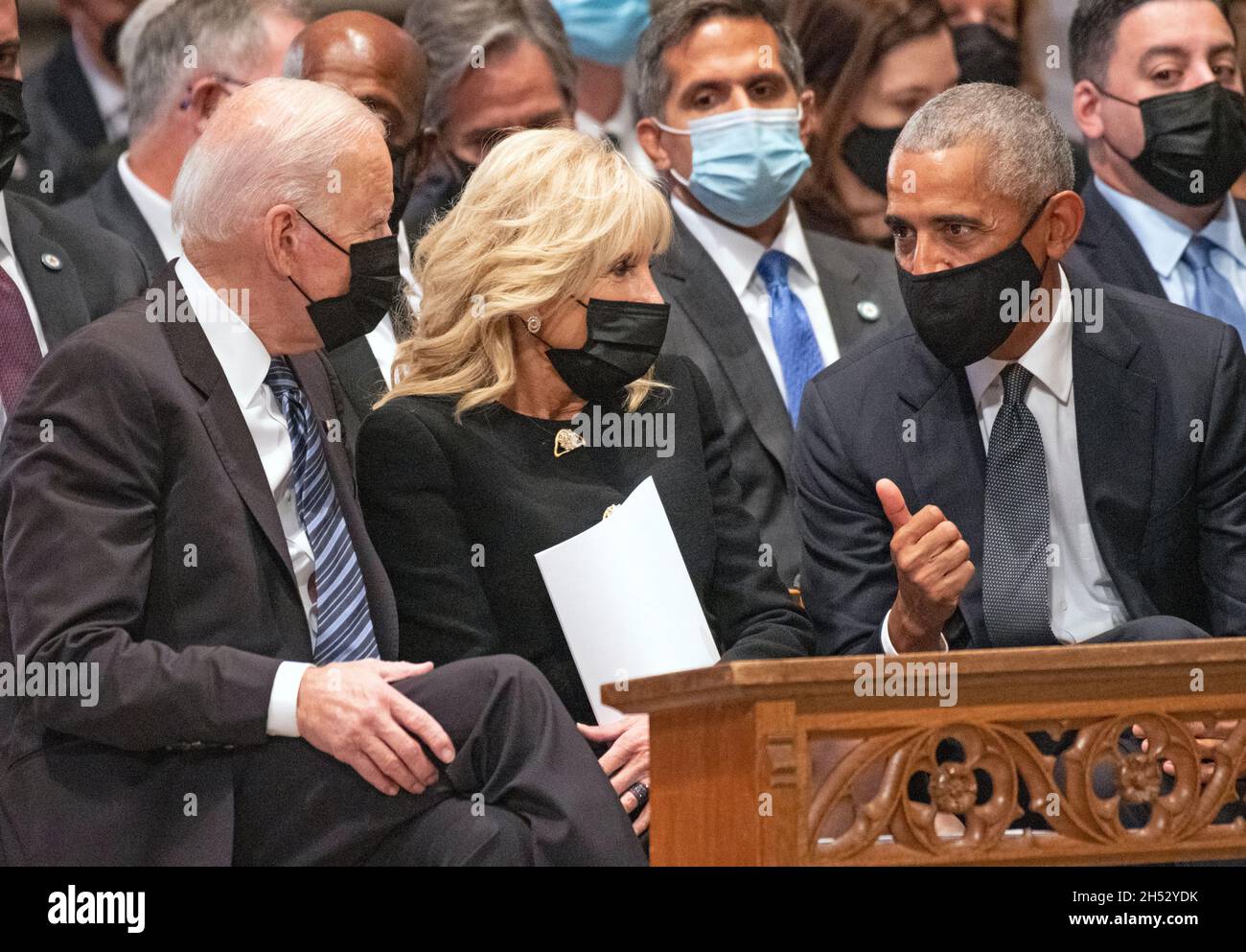 Il presidente degli Stati Uniti Joe Biden, a sinistra, e l'ex presidente degli Stati Uniti Barack Obama, a destra, si sono conversati prima dell'inizio dei funerali dell'ex segretario di Stato americano Colin L. Powell alla Washington National Cathedral, DC venerdì 5 novembre 2021. Prima signora Dr. Jill Biden guarda avanti dal centro.Credit: Ron Sachs/CNP /MediaPunch Foto Stock