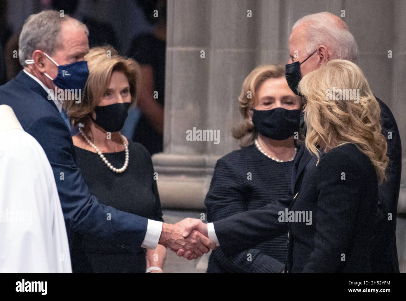 L'ex presidente degli Stati Uniti George W. Bush, a sinistra, scrolla le mani con il presidente americano Joe Biden, in alto a destra, mentre assistono al funerale dell'ex segretario di Stato americano Colin L. Powell alla Cattedrale nazionale di Washington, DC venerdì 5 novembre 2021. Guardando sopra sono ex prima signora Laura Bush, seconda a sinistra, ex segretario di Stato americano Hillary Rodham Clinton, centro, e prima signora Dr. Jill Biden, in basso a destra.Credit: Ron Sachs/CNP /MediaPunch Foto Stock