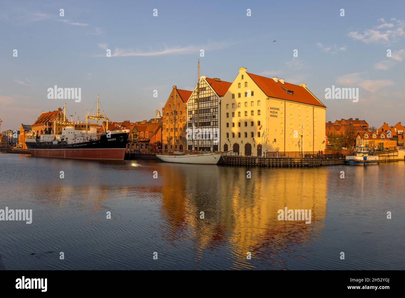 GDANSK, POLONIA - 07 ottobre 2021: Il fiume Motlawa con nave museo SS Soldek e Museo Nazionale Marittimo a Gdansk, Polonia Foto Stock